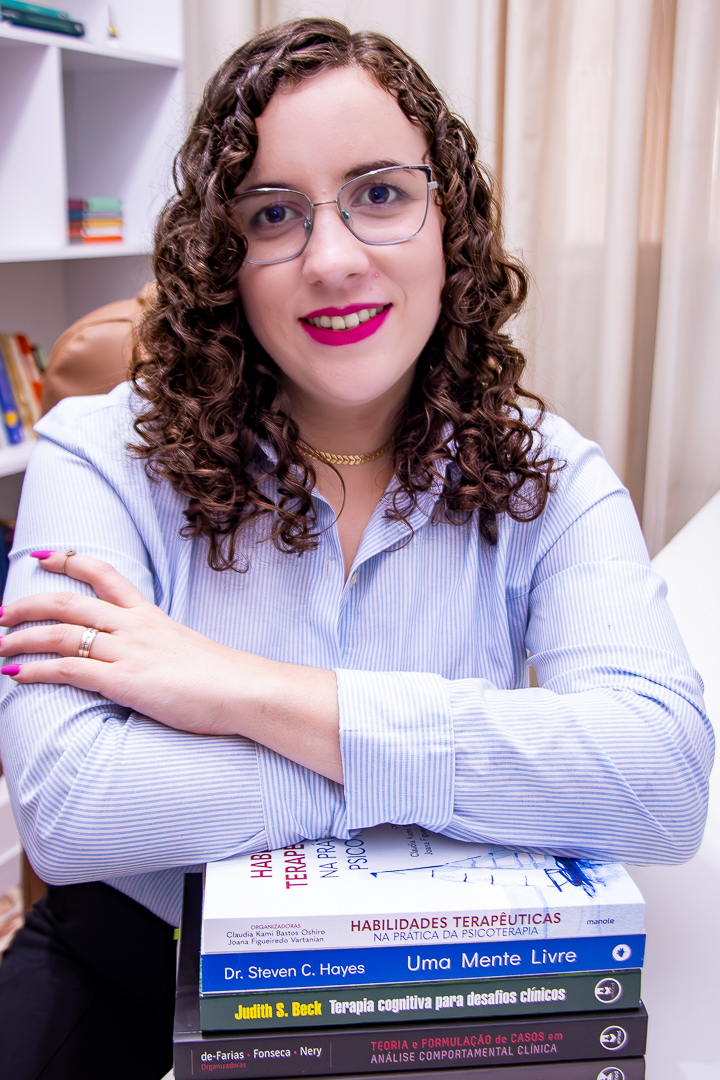 Psicóloga Amanda Azevedo em seu escritório onde realiza sessões de terapia.