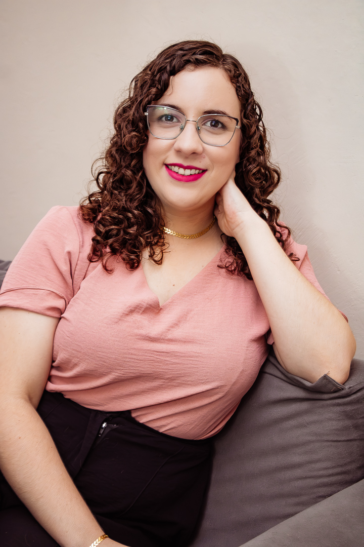 Psicóloga Amanda Azevedo, especialista em TCC e terapia de casal, em ambiente acolhedor de atendimento.